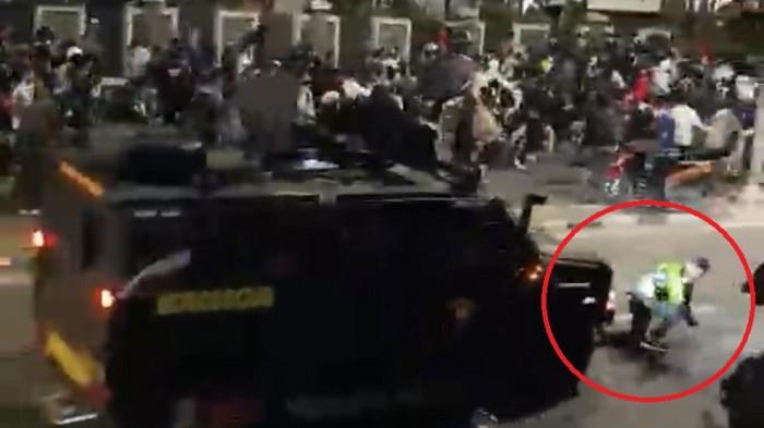 Menangis di Bahu Kapolri