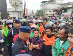 Kehangatan di Tengah Ketegangan, Sat Brimob Polda Sumut Rangkul Ojol dan Pengunjuk Rasa
