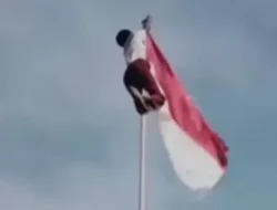 MOMEN Tali Pengait Bendera Merah Putih Lepas Saat Pengibaran di JSC, Pelatih Langsung Sigap Membantu