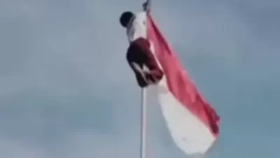 MOMEN Tali Pengait Bendera Merah Putih Lepas Saat Pengibaran di JSC, Pelatih Langsung Sigap Membantu