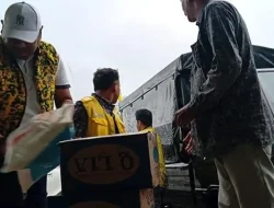 Di Tengah Hujan Deras Ketua Golkar Pidie Antar Bantuan Korban Banjir di Blang Pandak Tangse