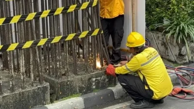 Menengok Cara Pembongkaran Tiang