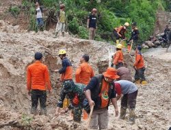 Jalur Pendakian Gunung Papandayan Longsor Pendaki Diminta Hati-Hati